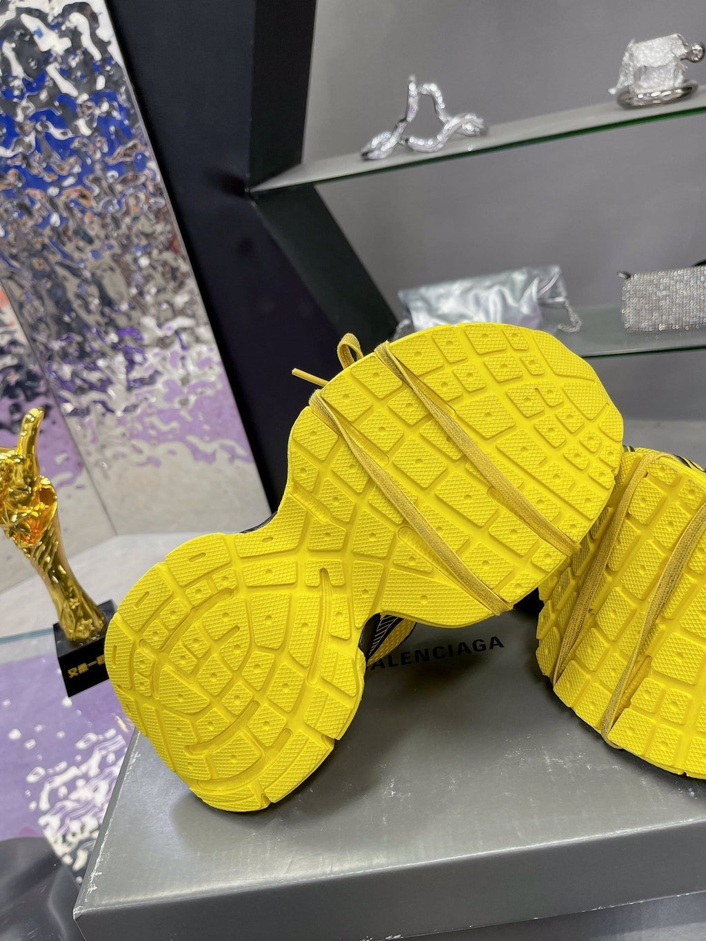 B-Sneakers
