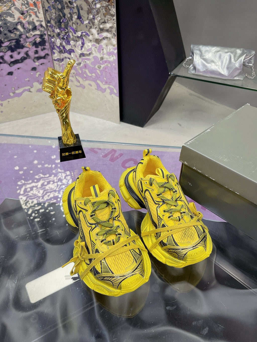 B-Sneakers