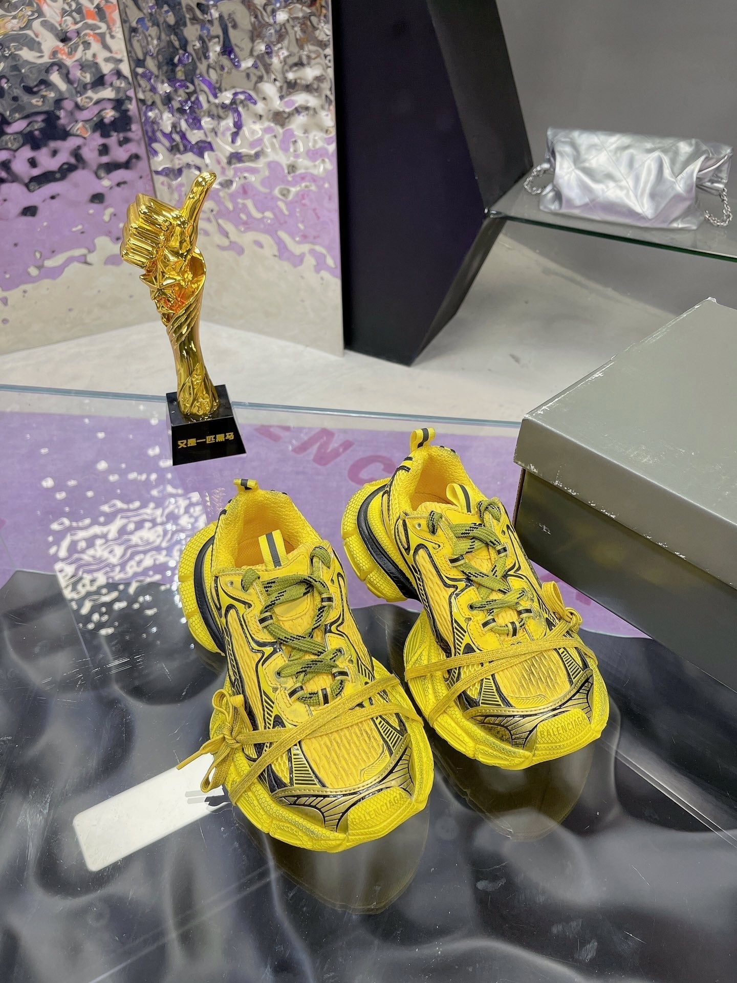 B-Sneakers