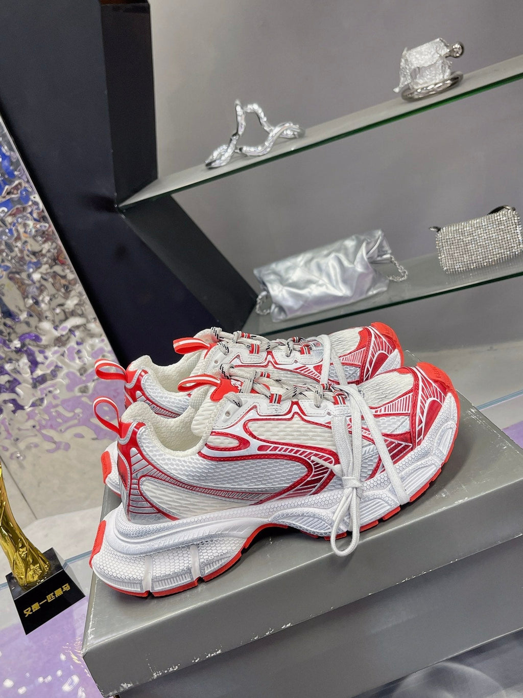 B-Sneakers