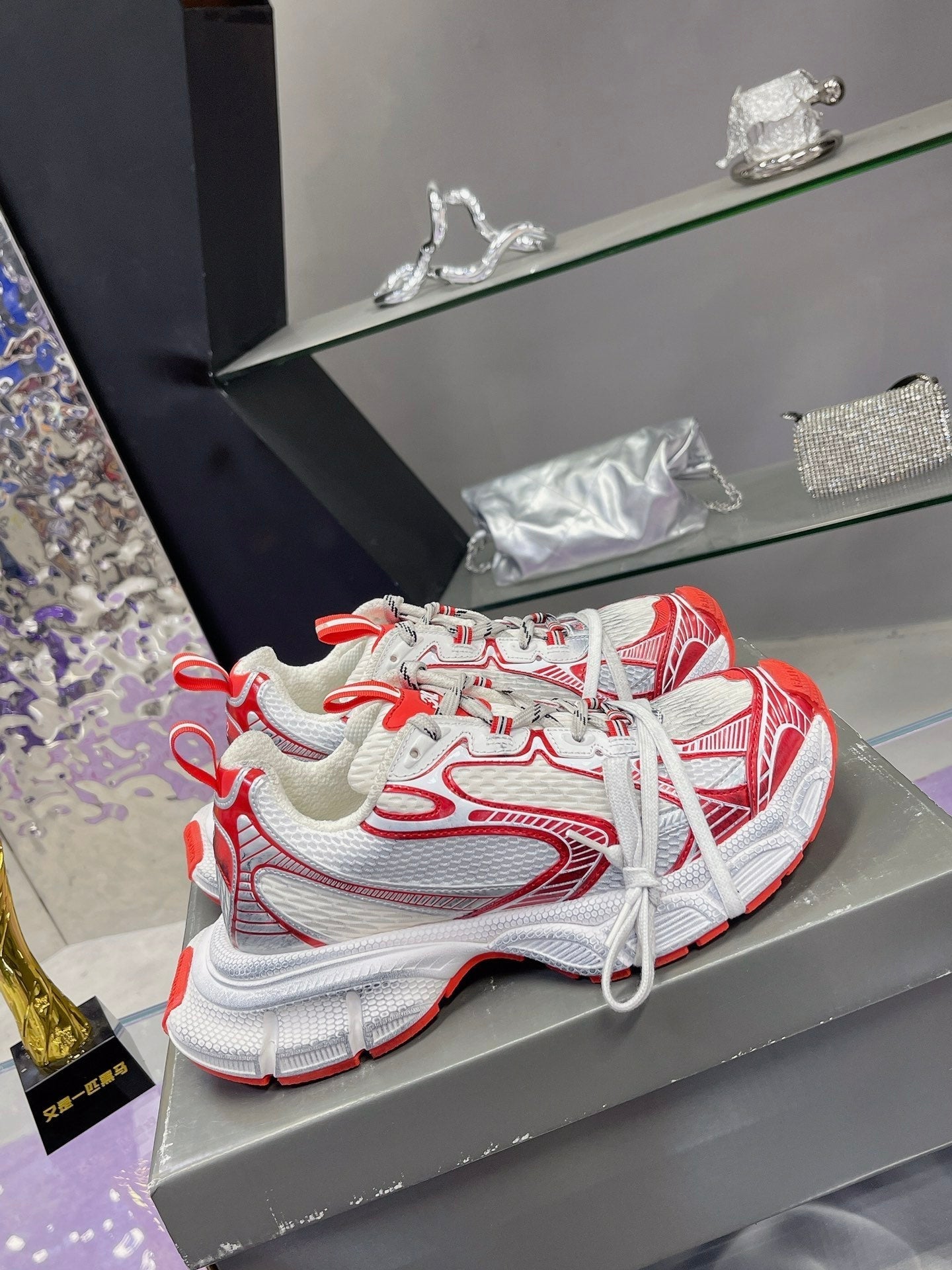 B-Sneakers