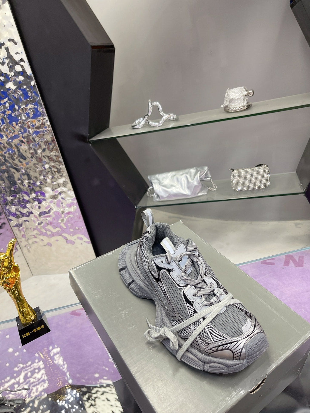 B-Sneakers