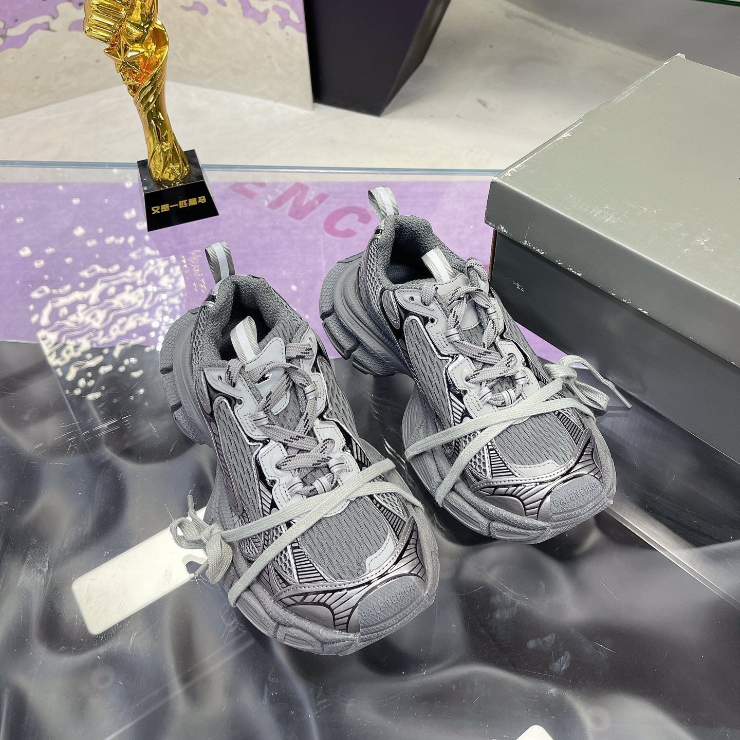 B-Sneakers