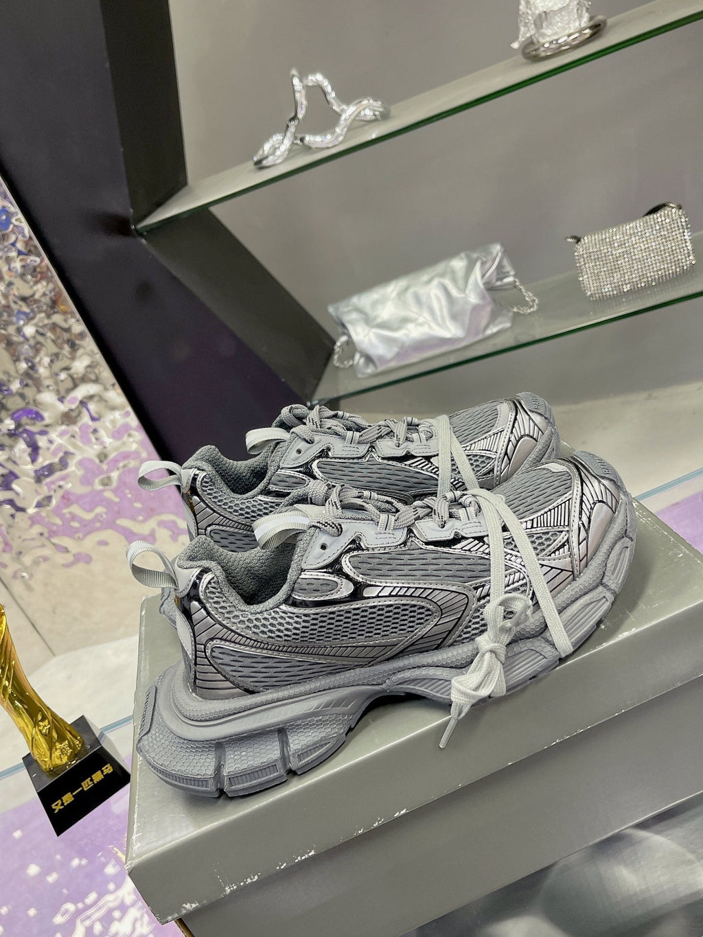 B-Sneakers