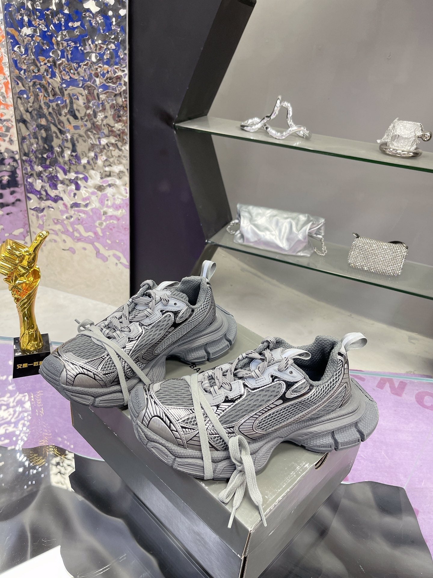 B-Sneakers