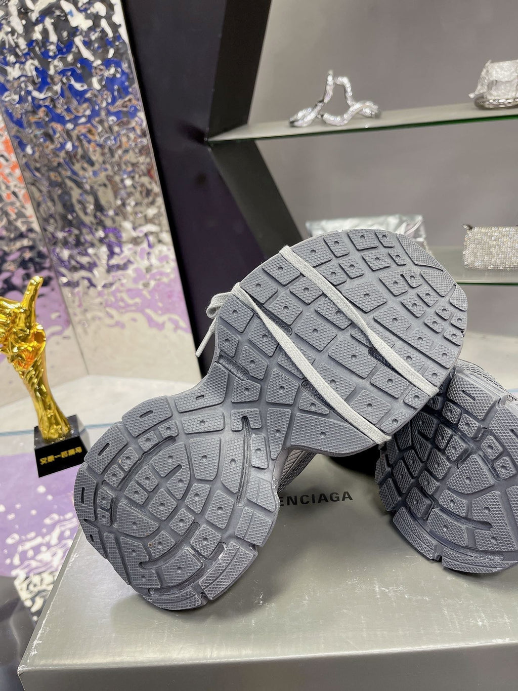 B-Sneakers