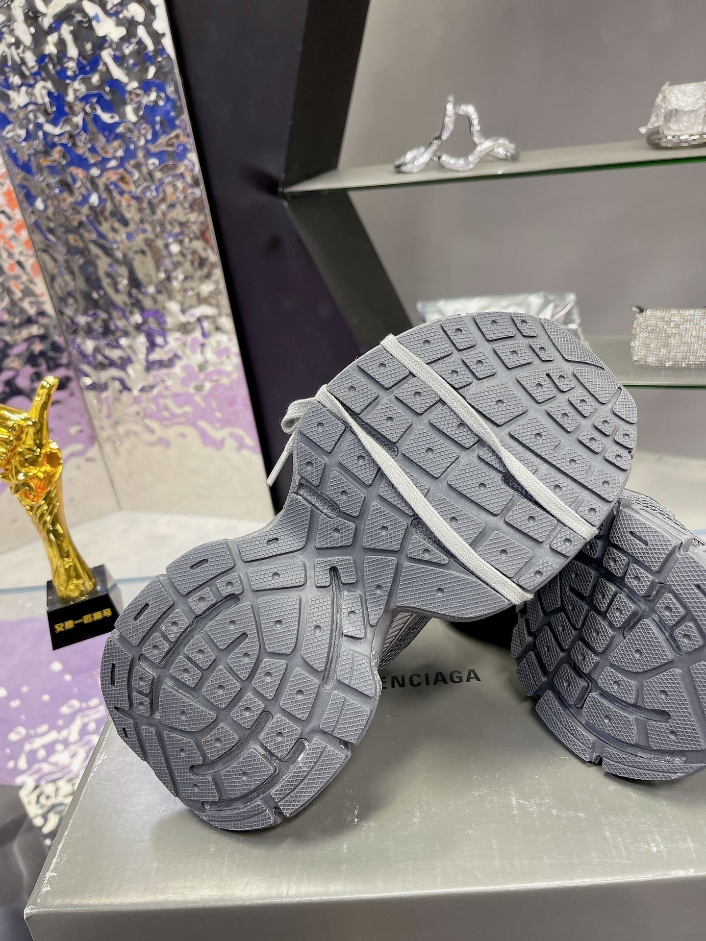 B-Sneakers