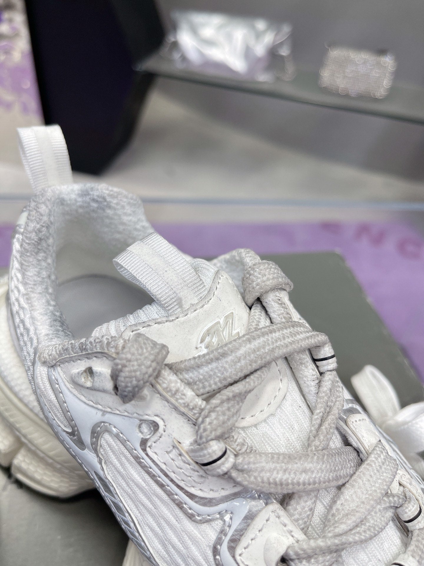 B-Sneakers