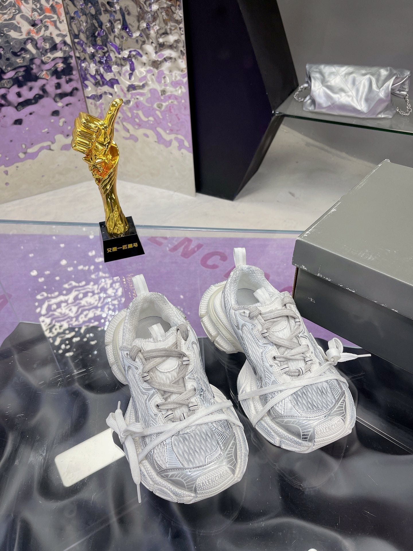 B-Sneakers