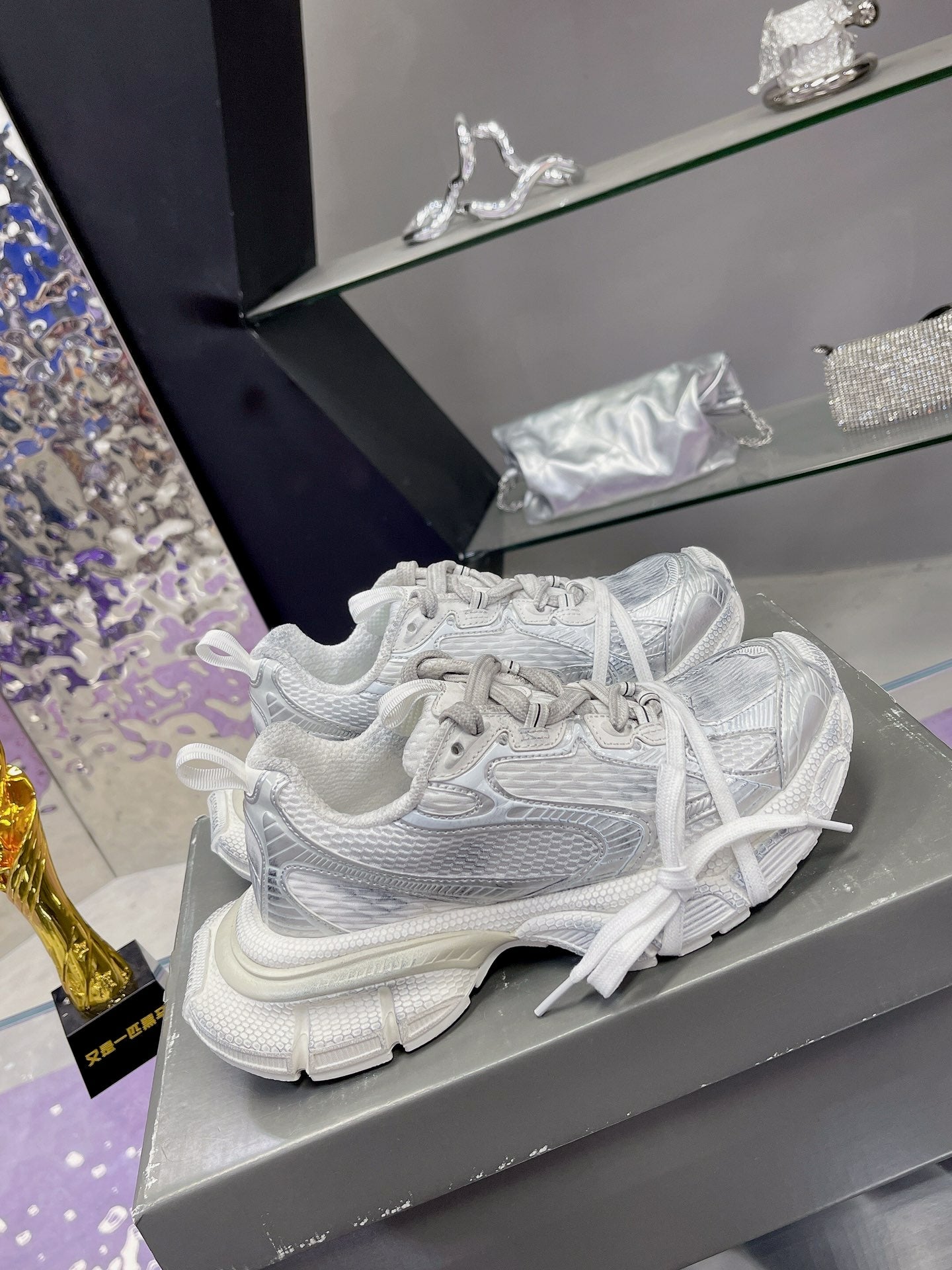 B-Sneakers