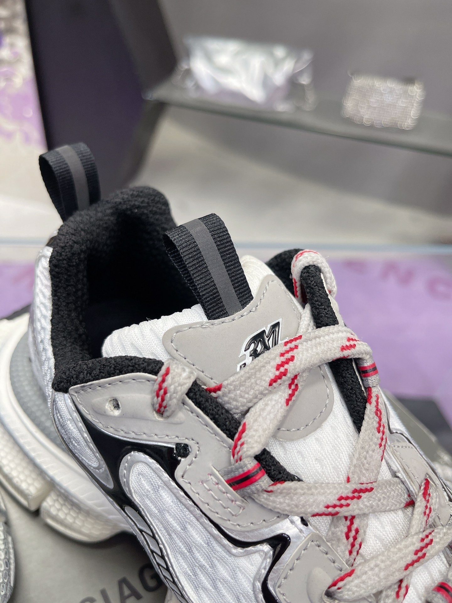 B-Sneakers