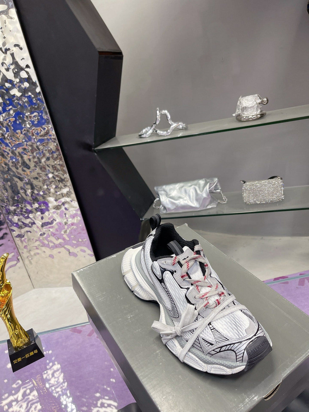 B-Sneakers