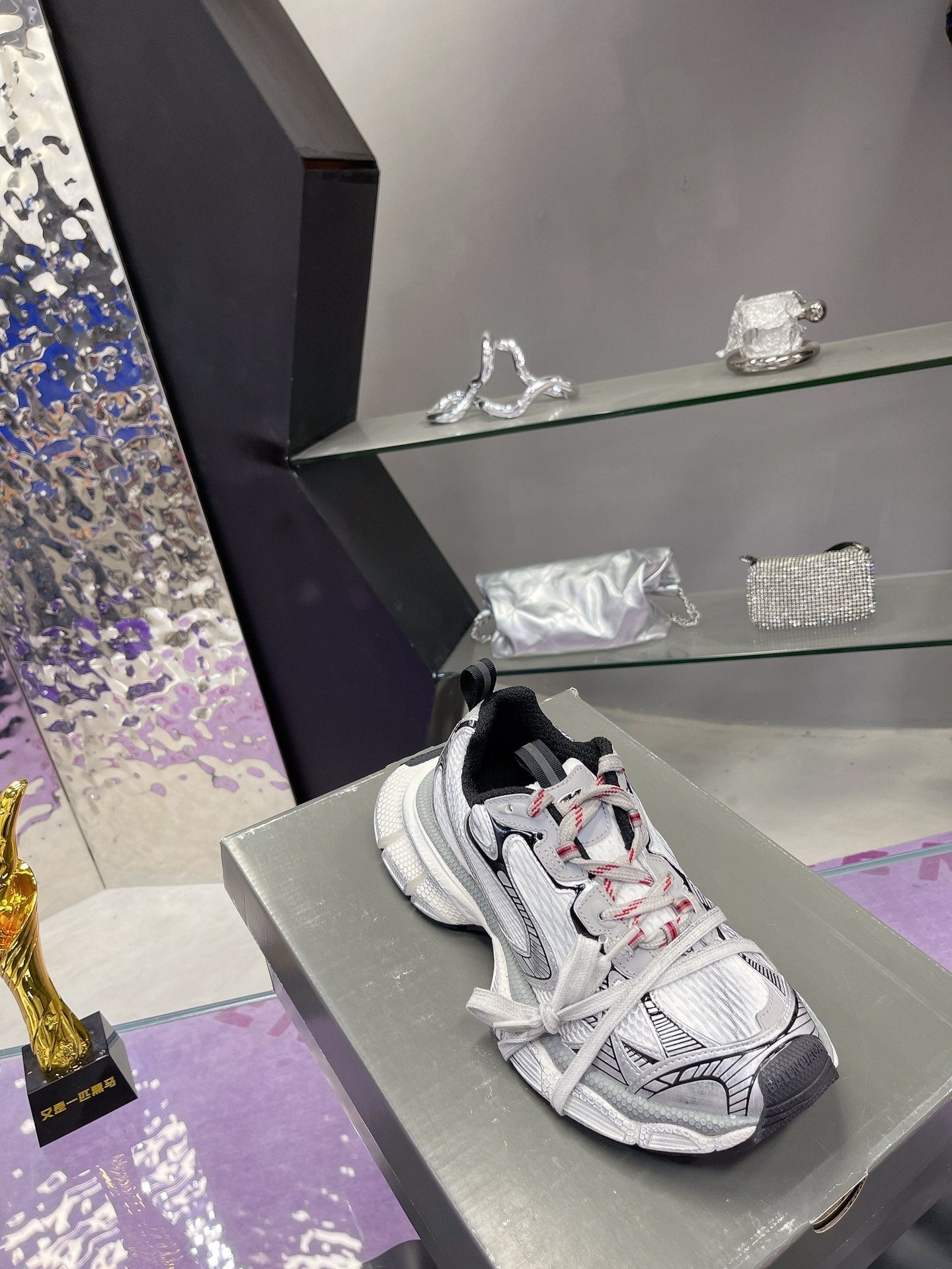 B-Sneakers
