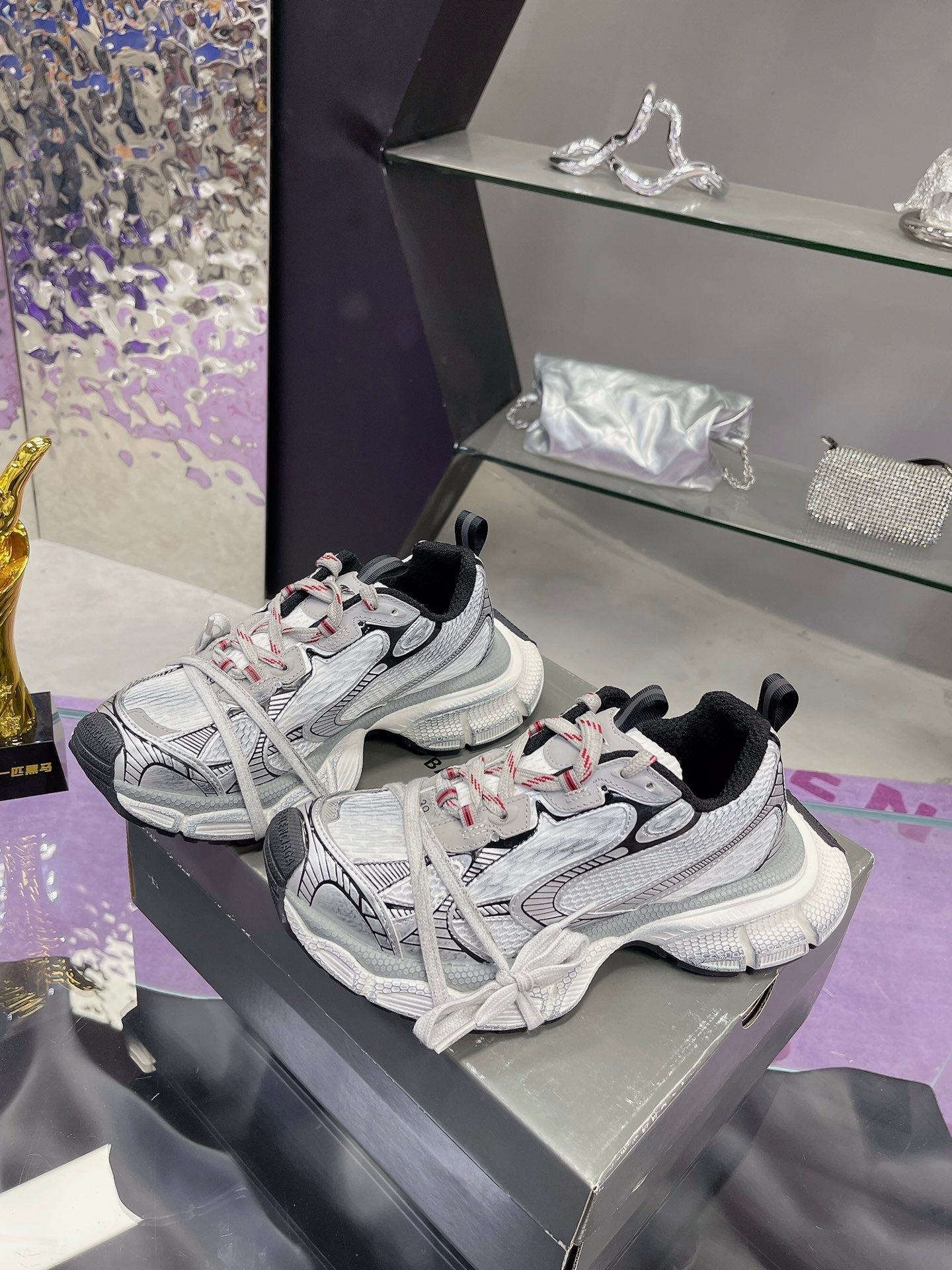 B-Sneakers