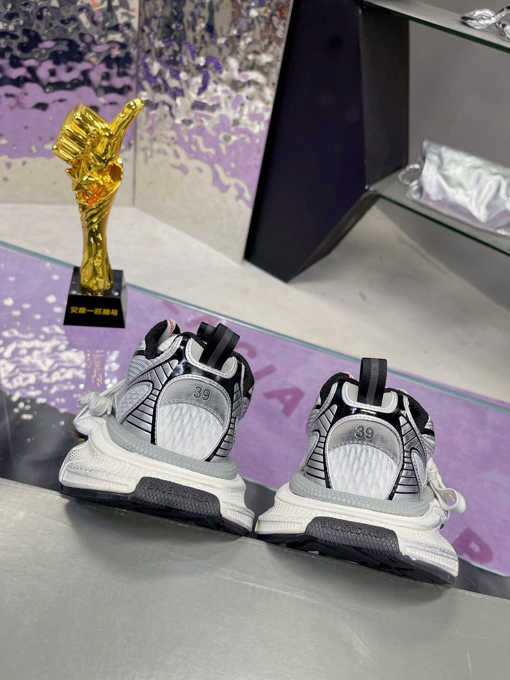 B-Sneakers