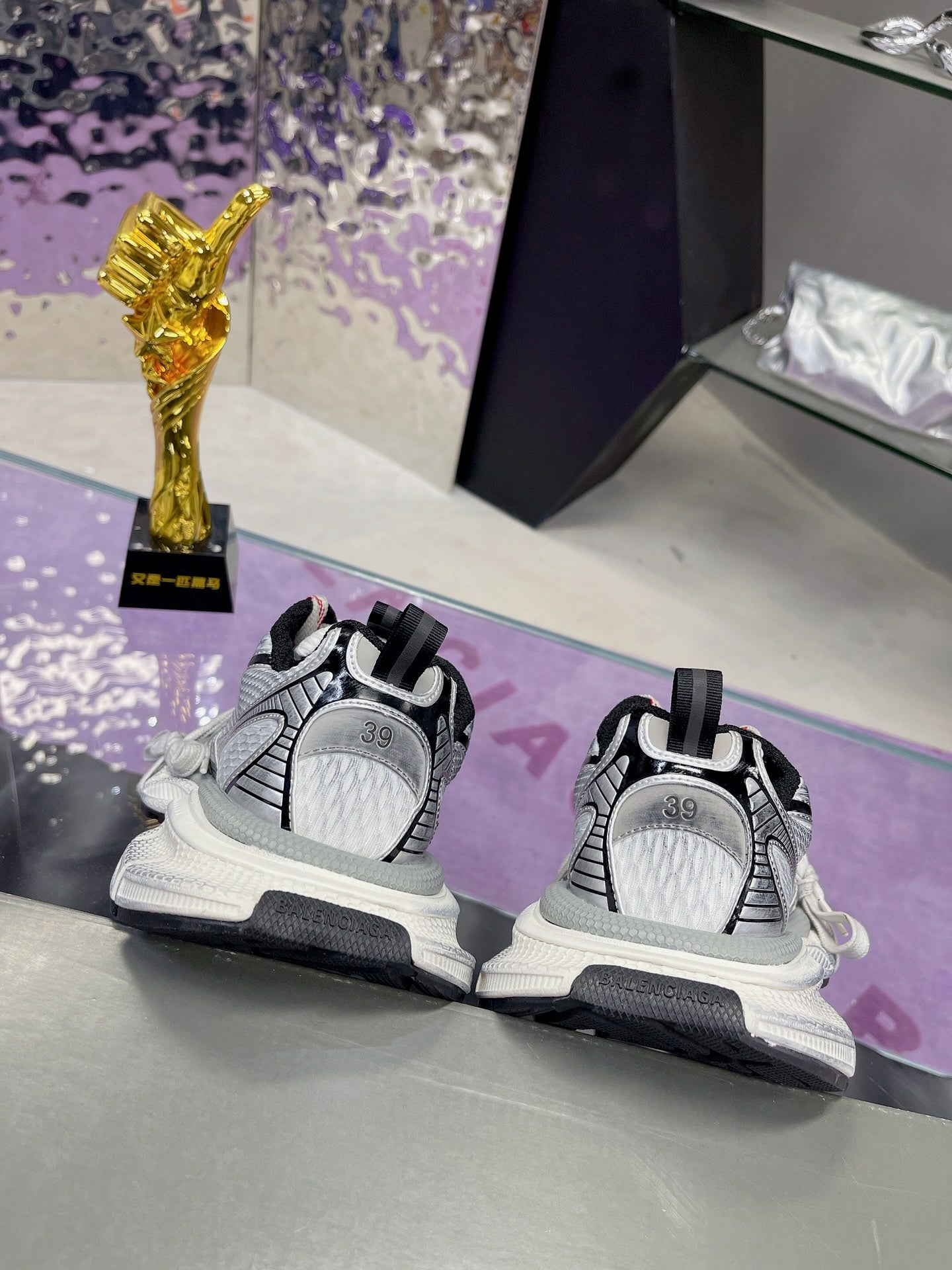 B-Sneakers