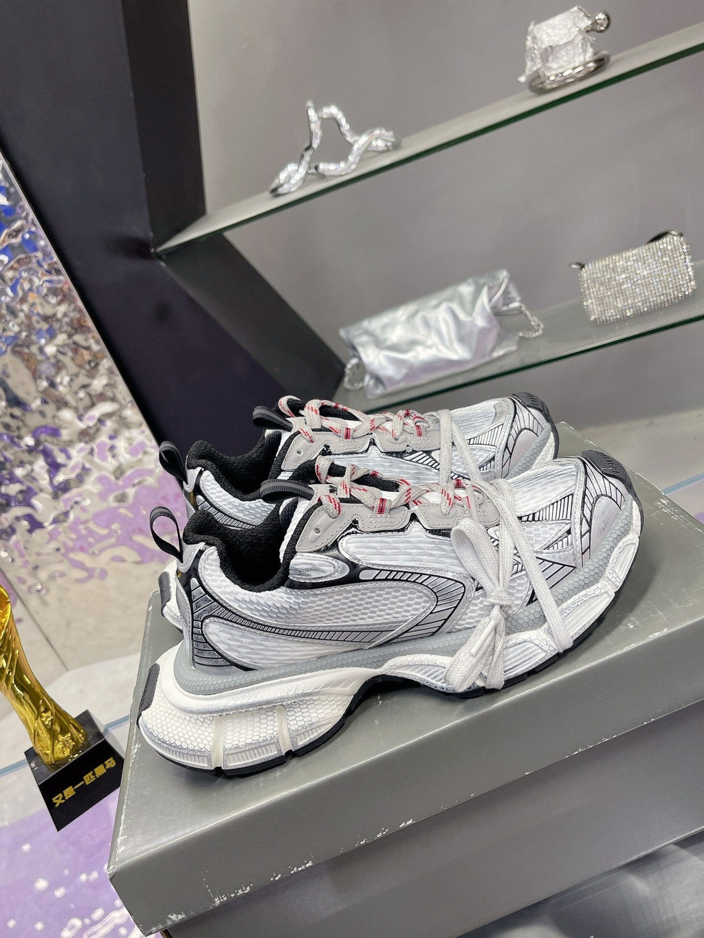 B-Sneakers