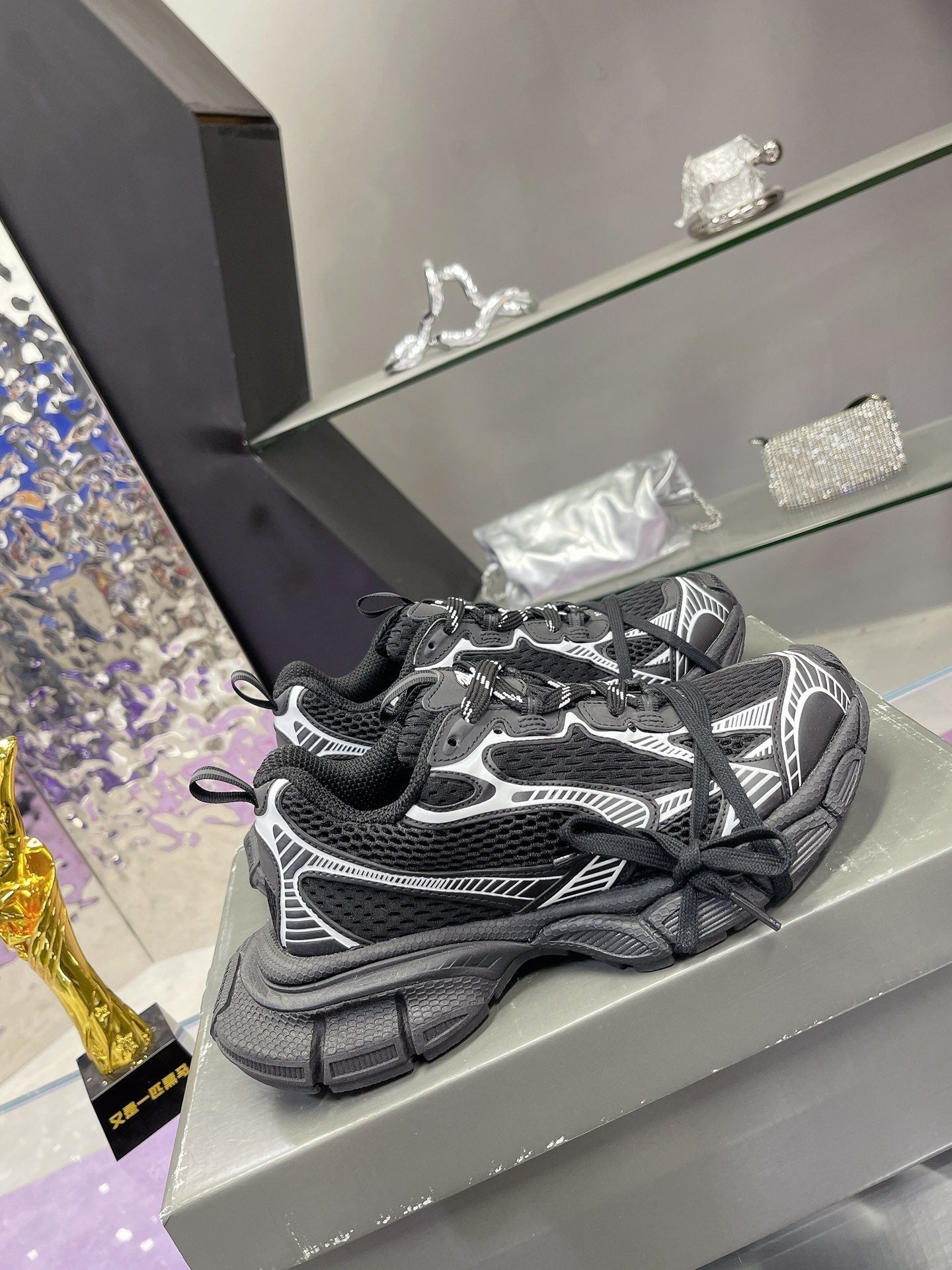 B-Sneakers