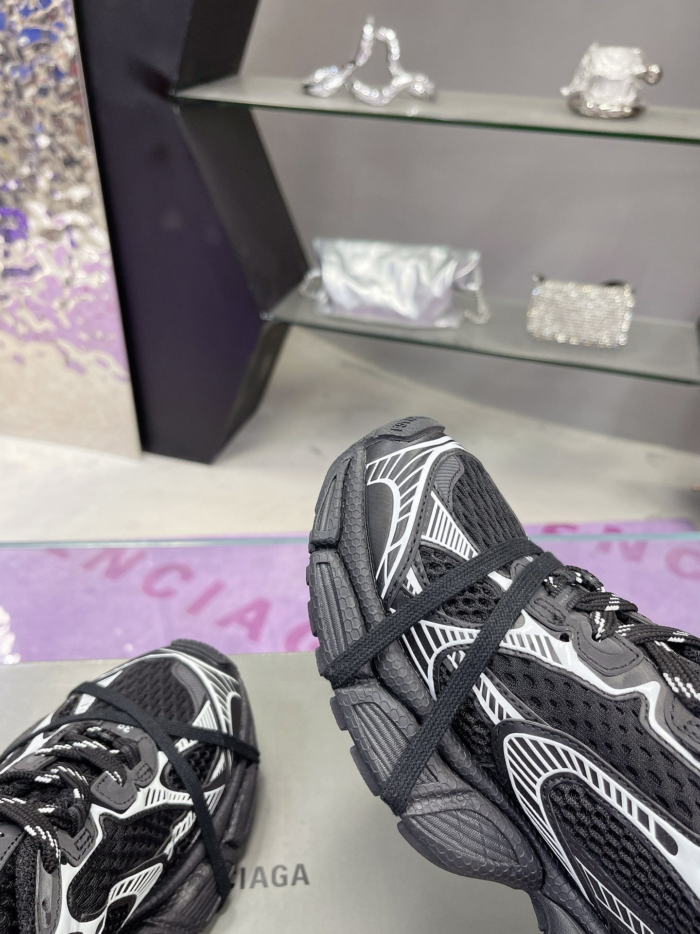 B-Sneakers