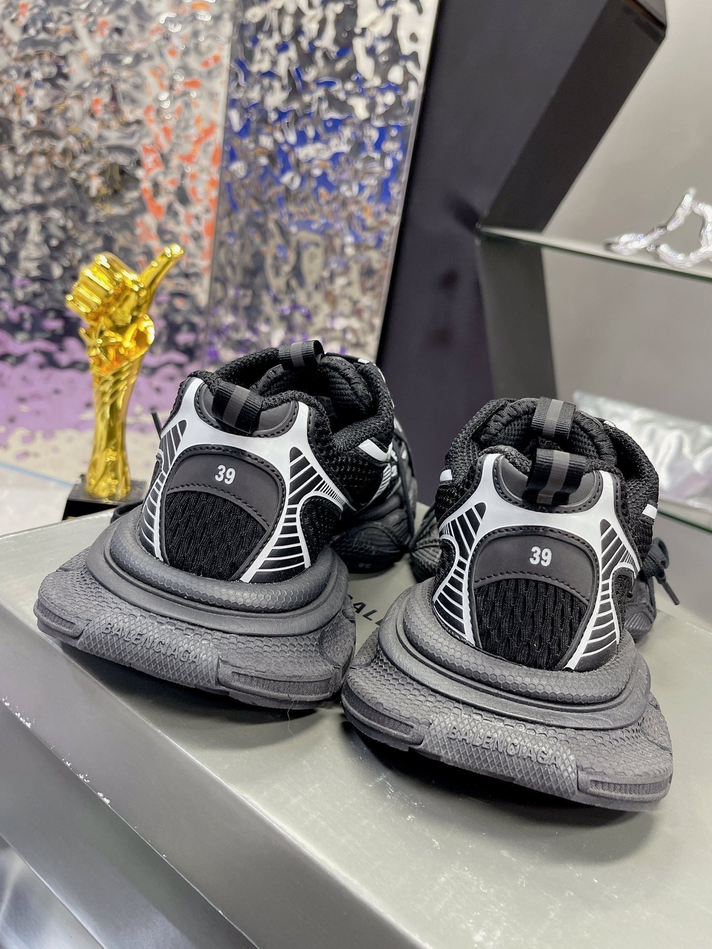B-Sneakers