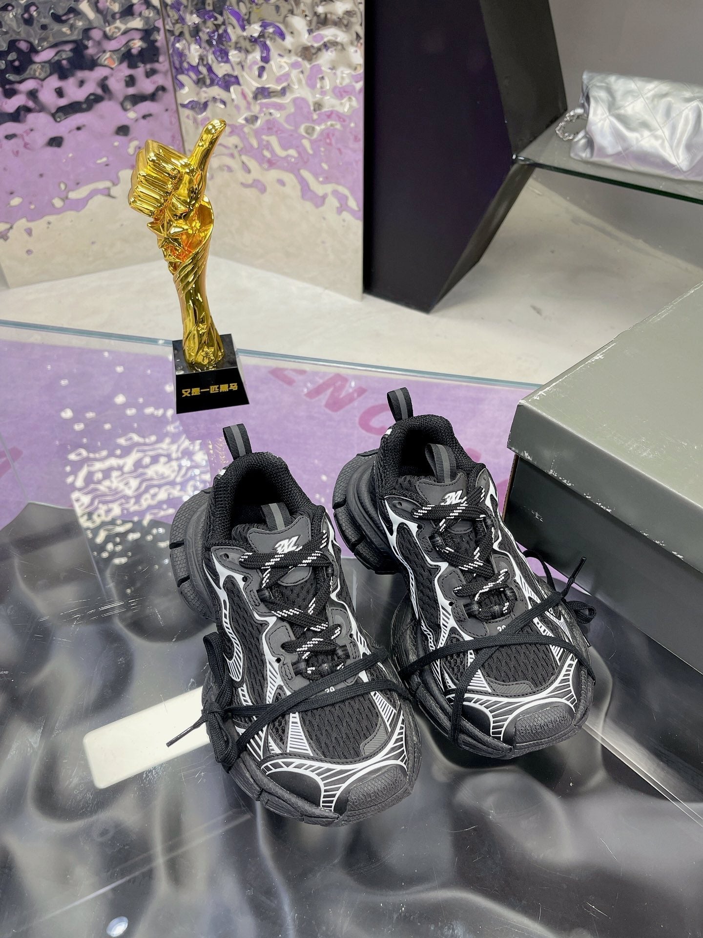 B-Sneakers