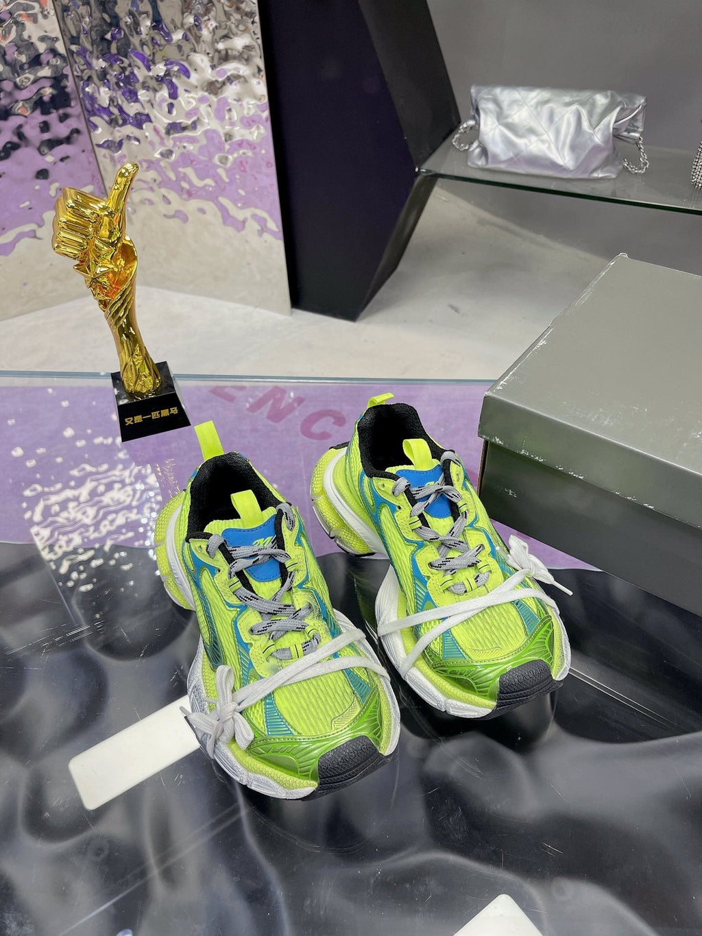 B-Sneakers