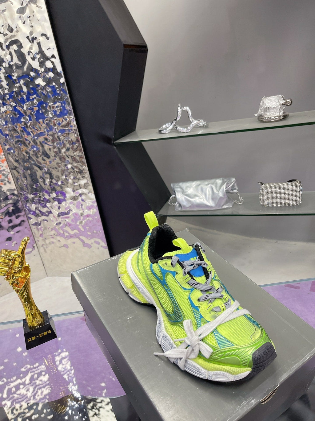 B-Sneakers