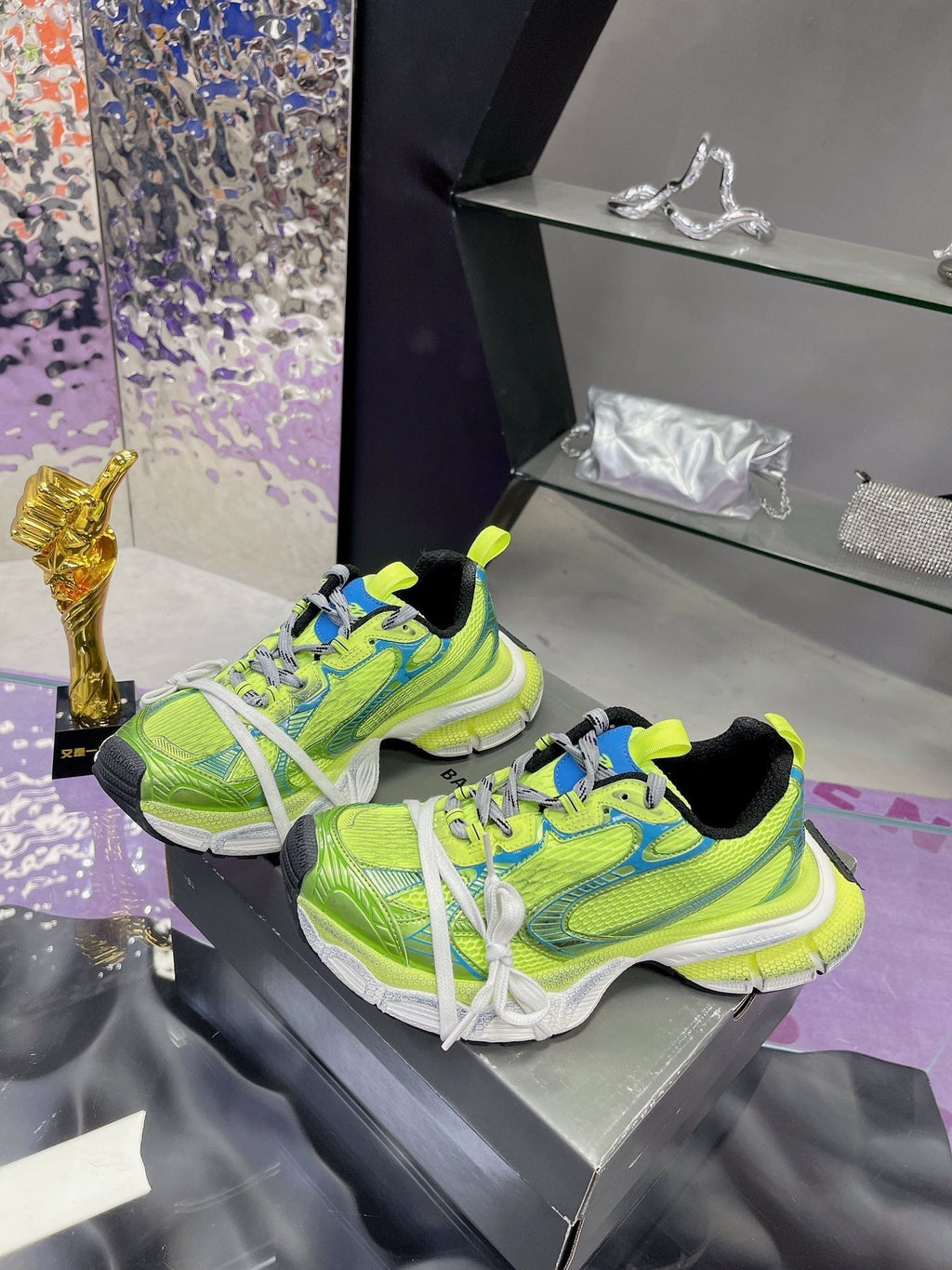 B-Sneakers