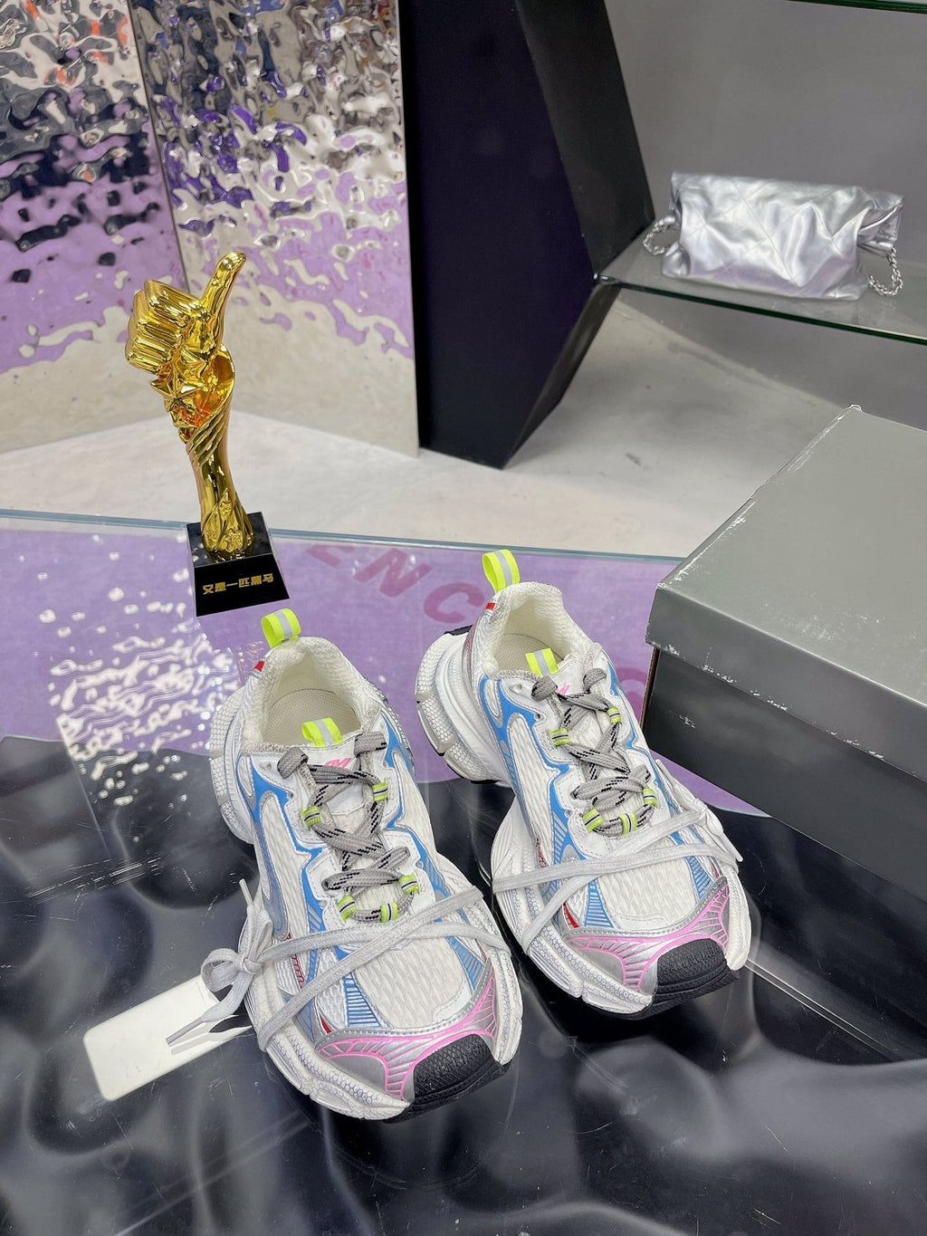 B-Sneakers