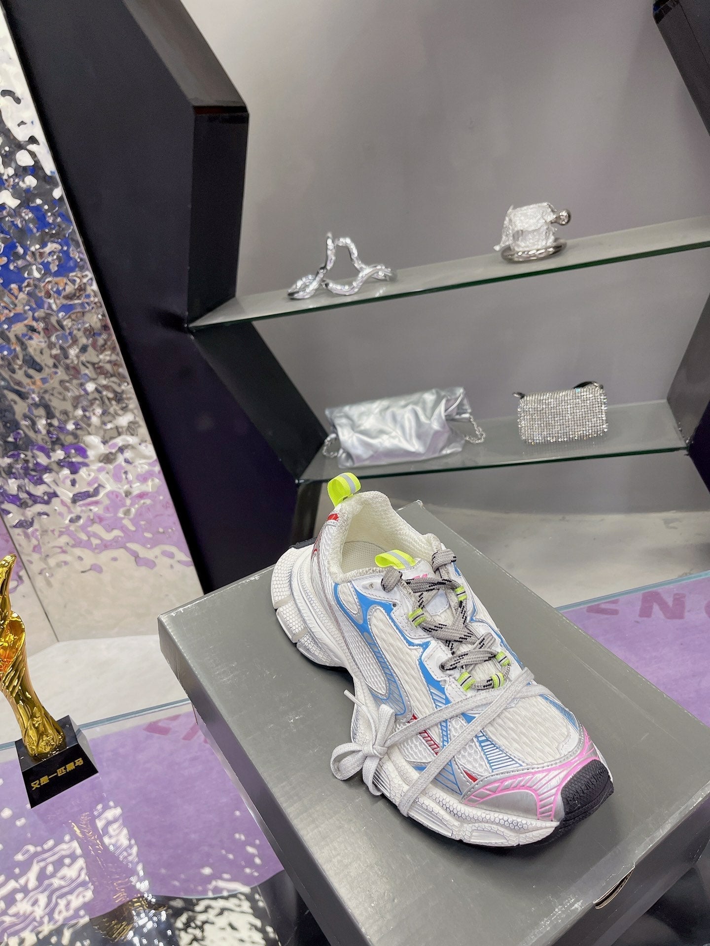 B-Sneakers
