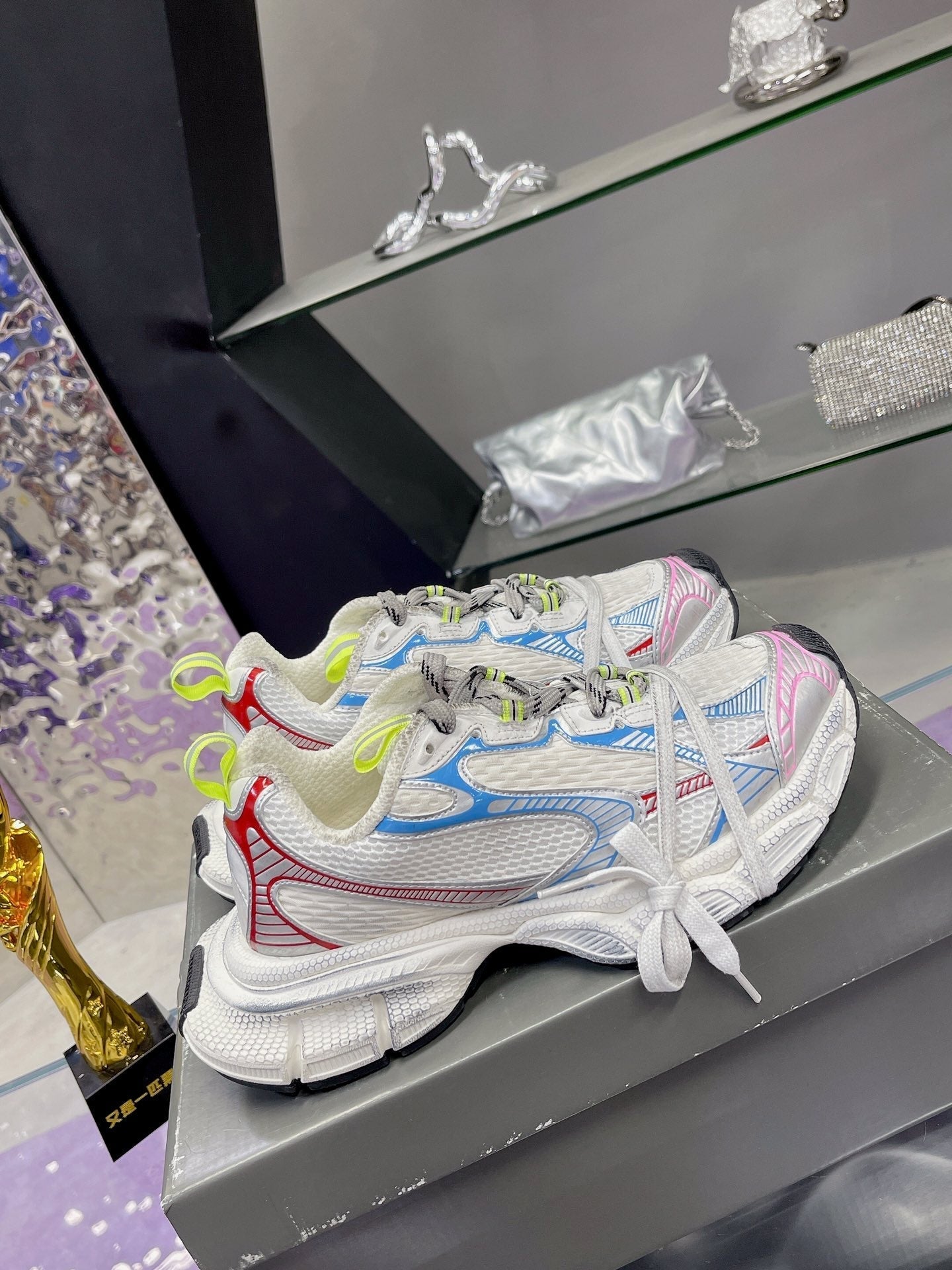 B-Sneakers