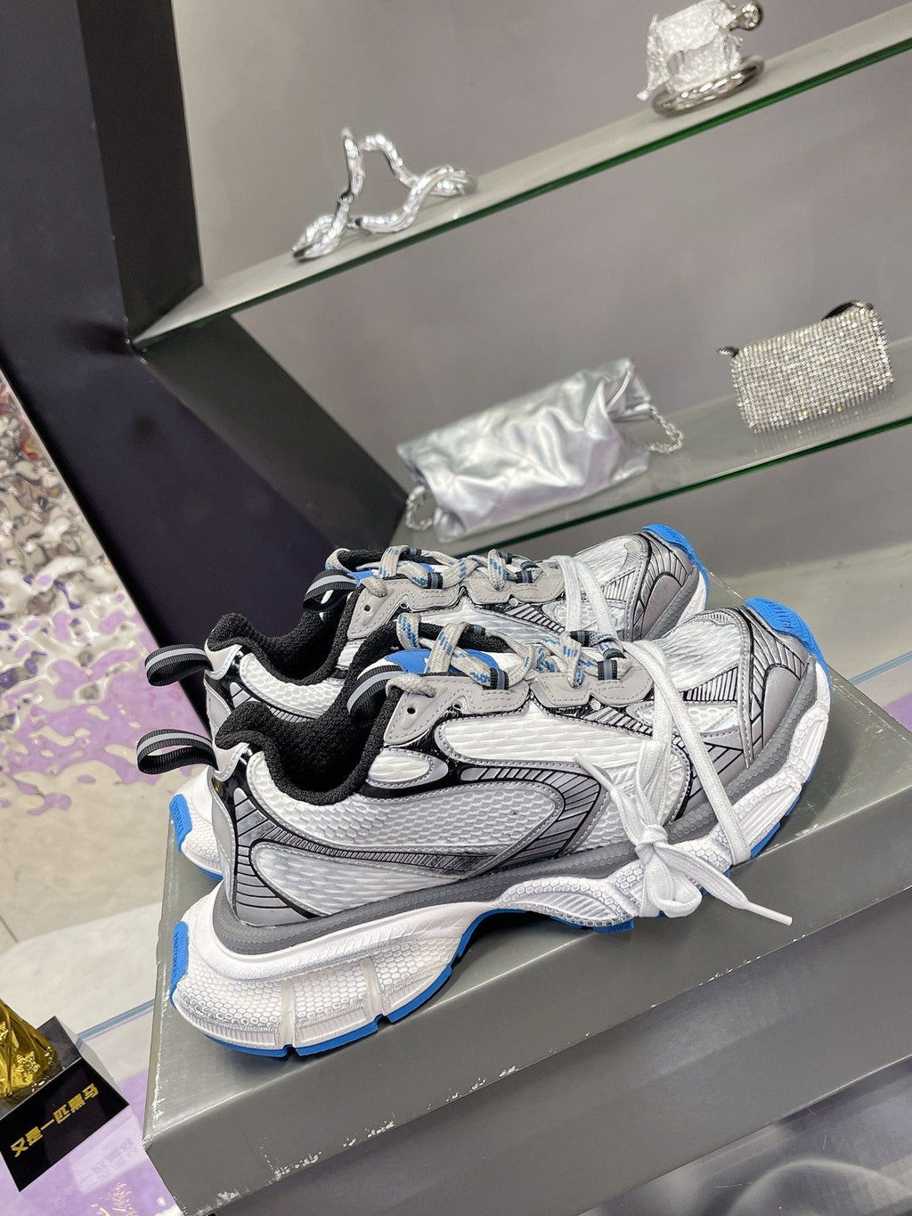 B-Sneakers