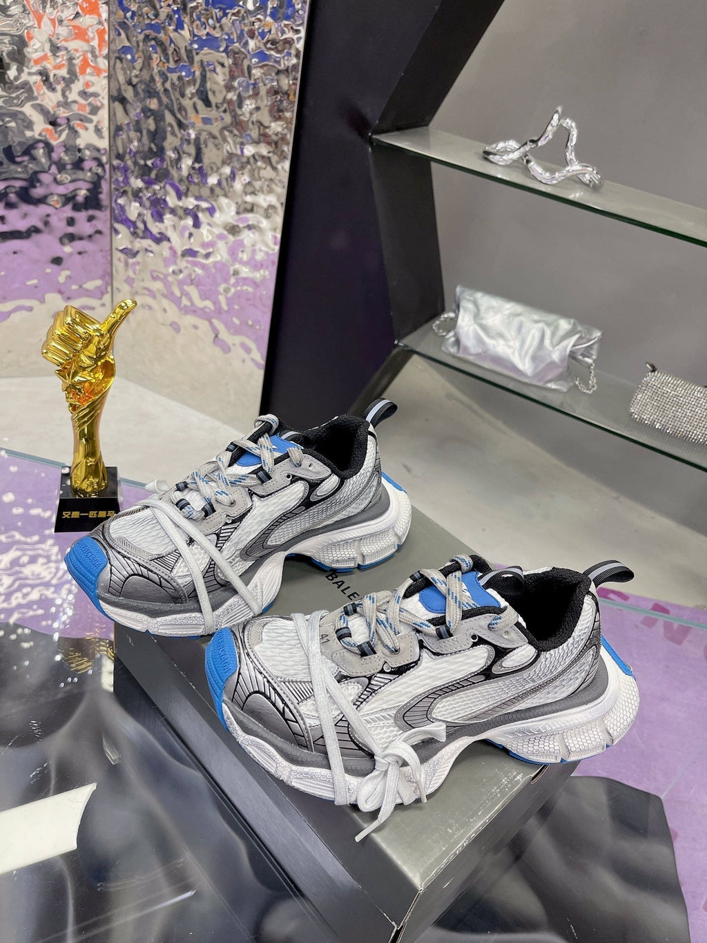 B-Sneakers