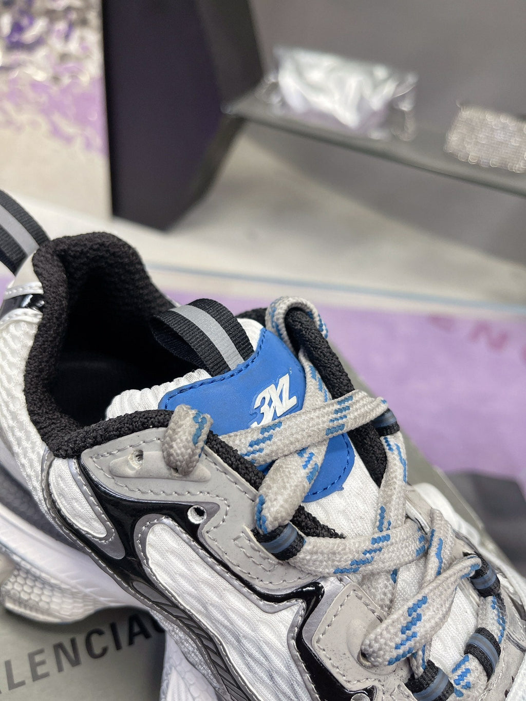 B-Sneakers