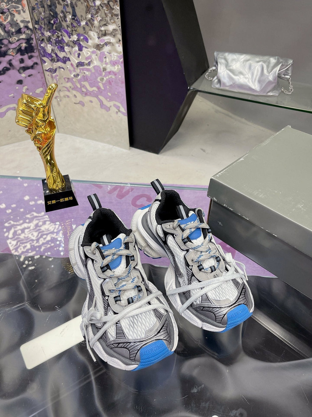B-Sneakers