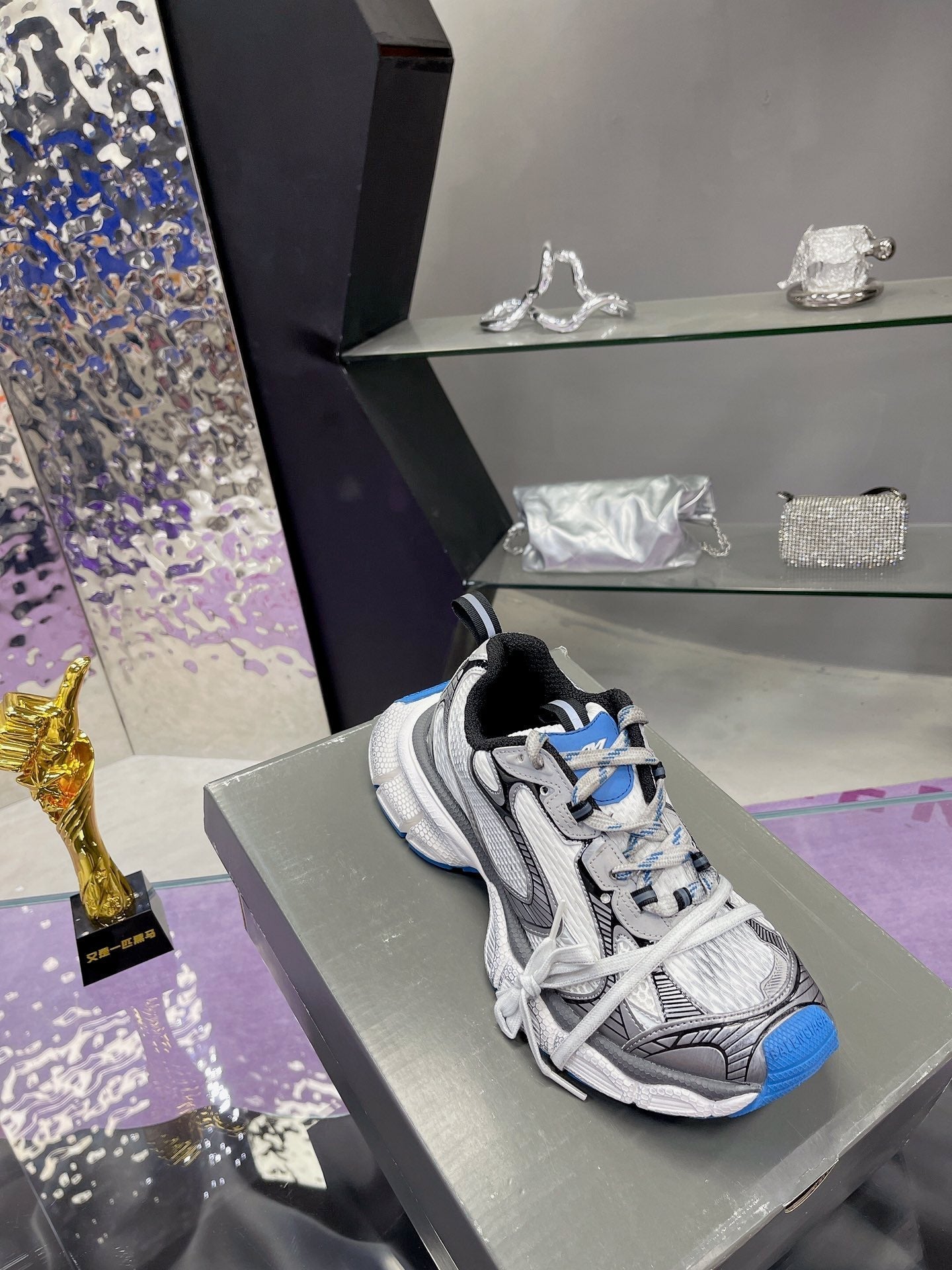 B-Sneakers