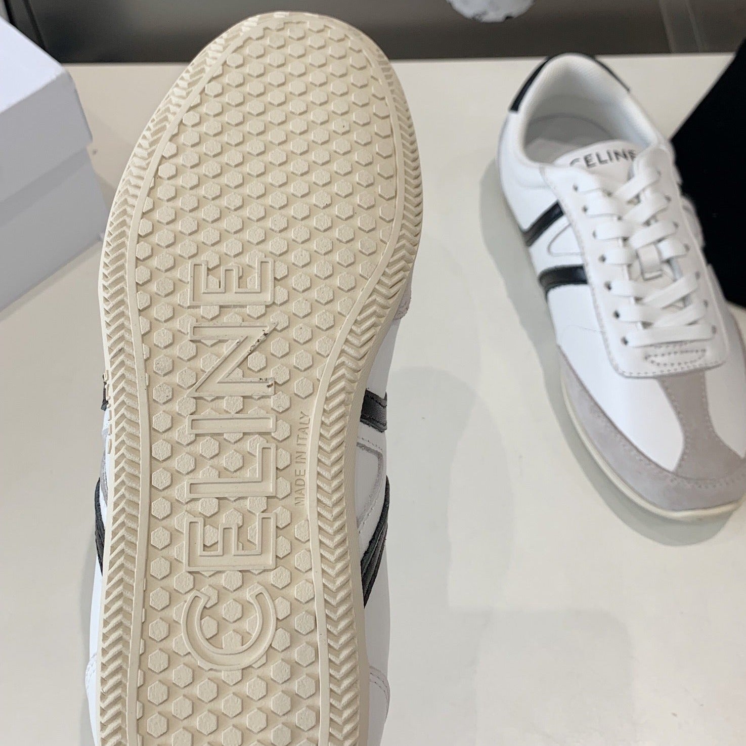 S-Sneakers