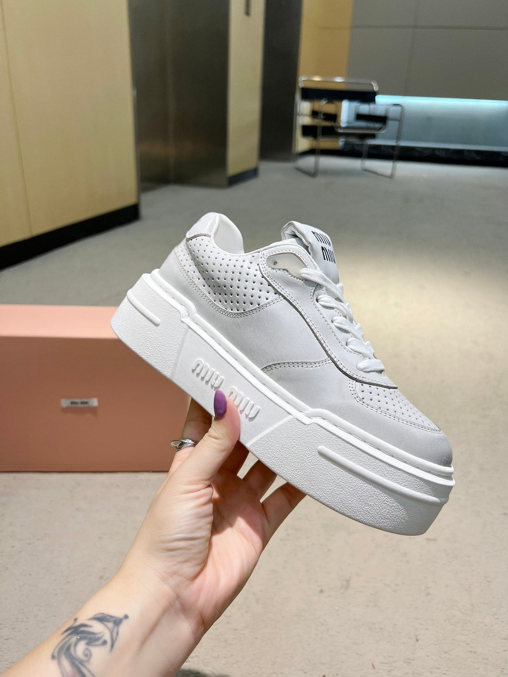 M-Sneakers