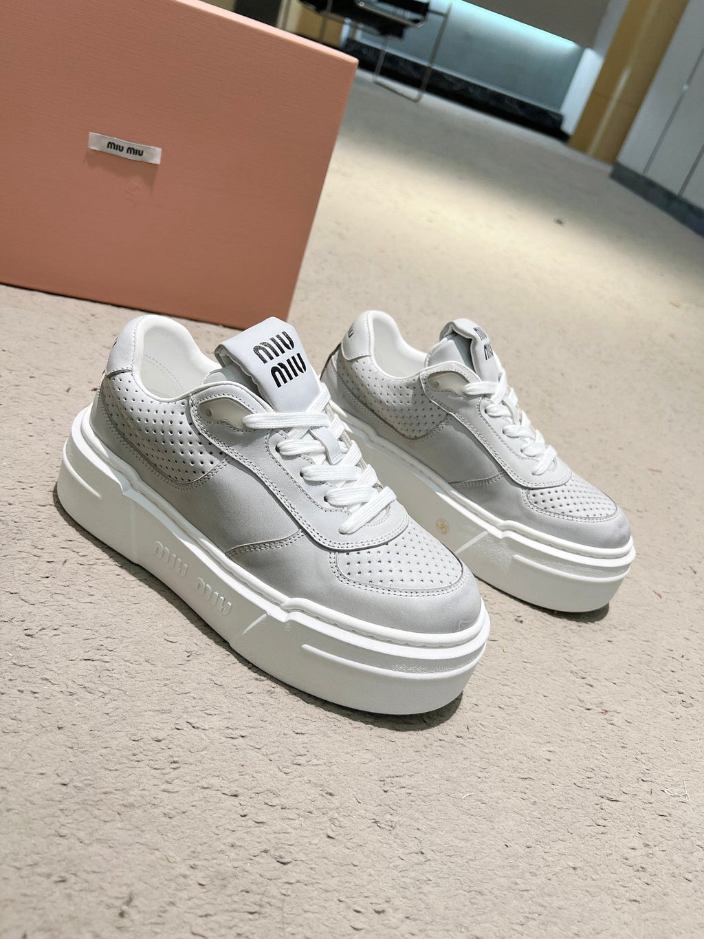 M-Sneakers