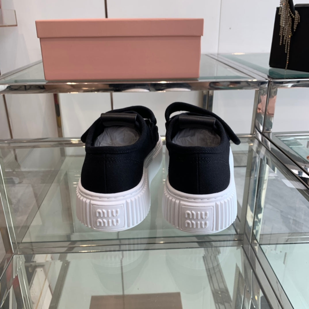 M-Sneakers