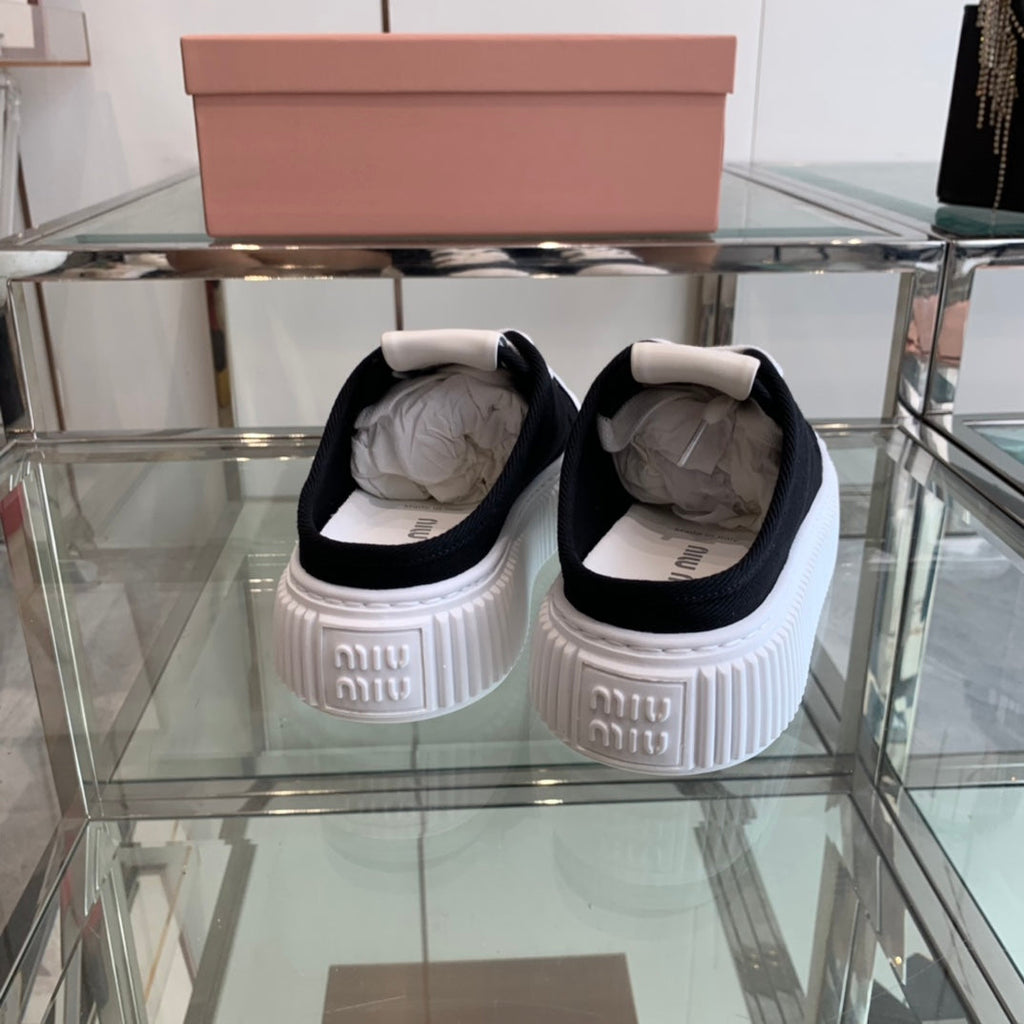 M-Sneakers