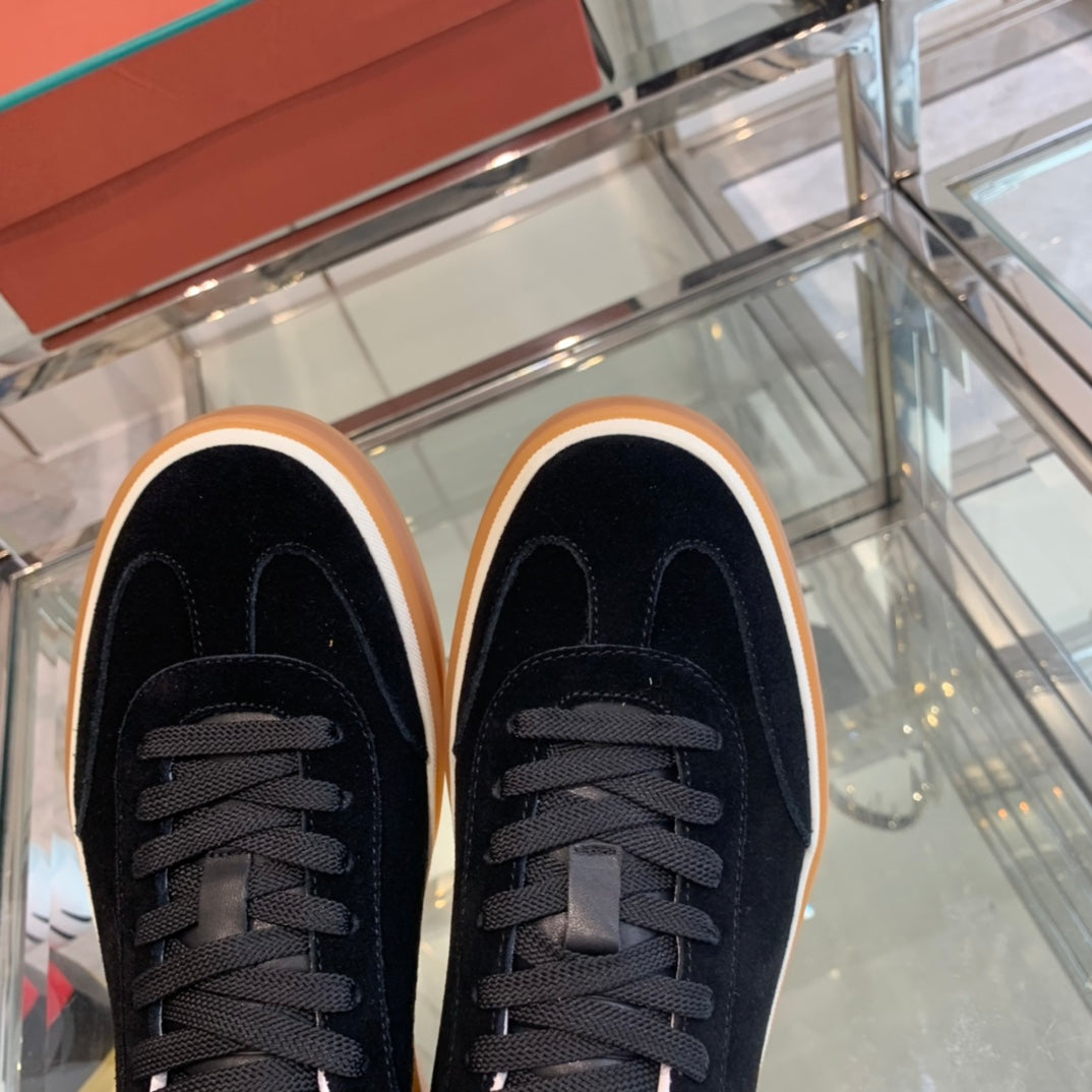 L-Sneakers
