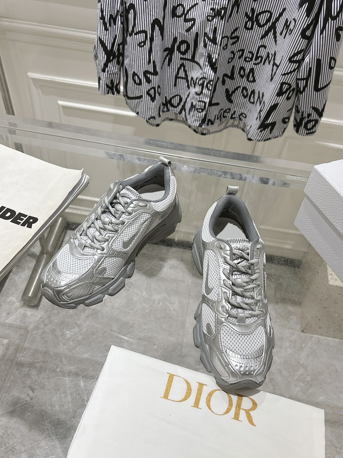 D-Sneakers