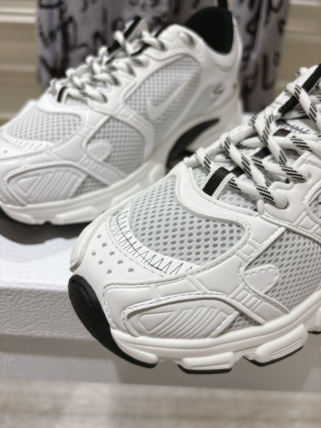 D-Sneakers