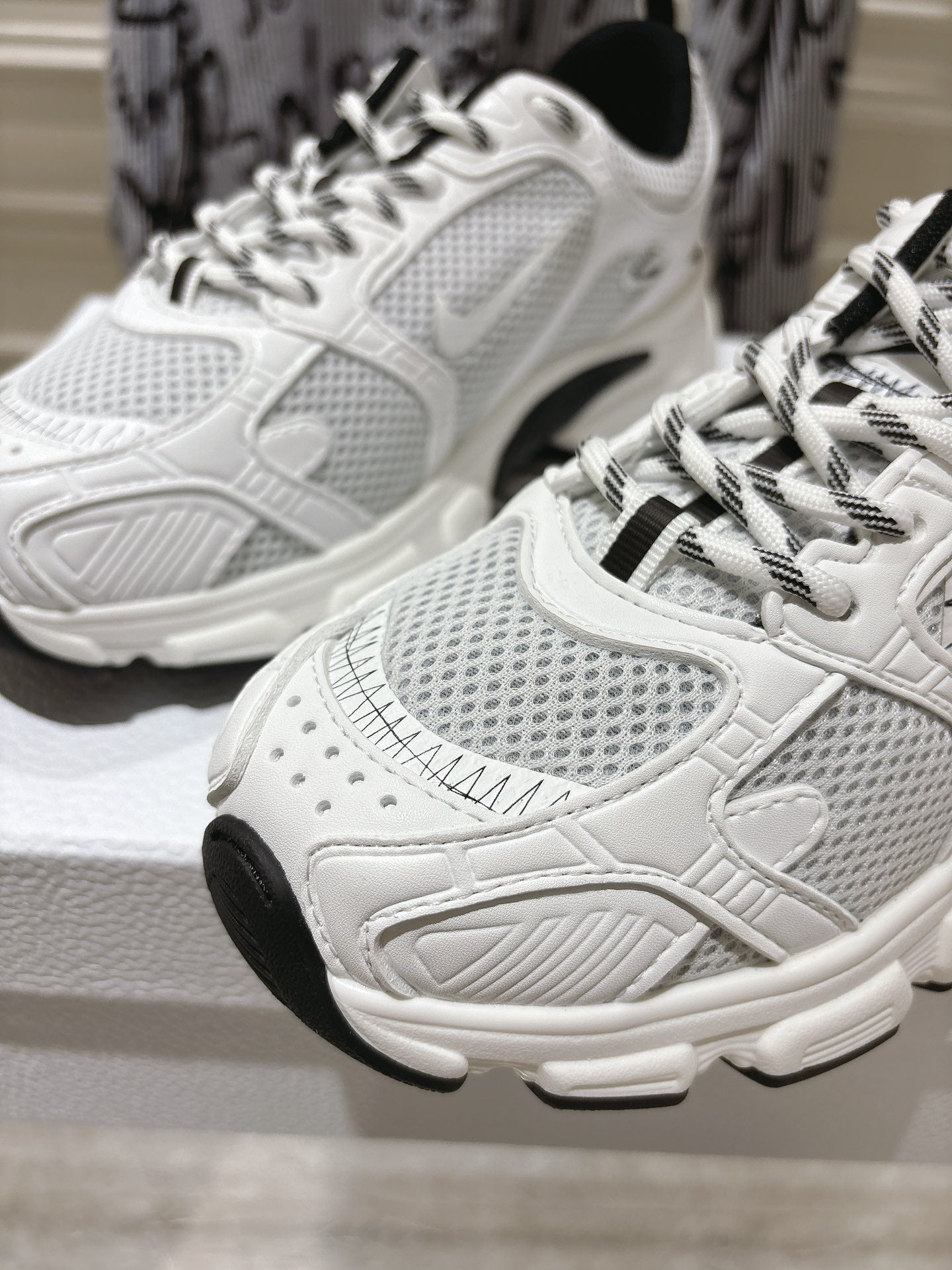 D-Sneakers
