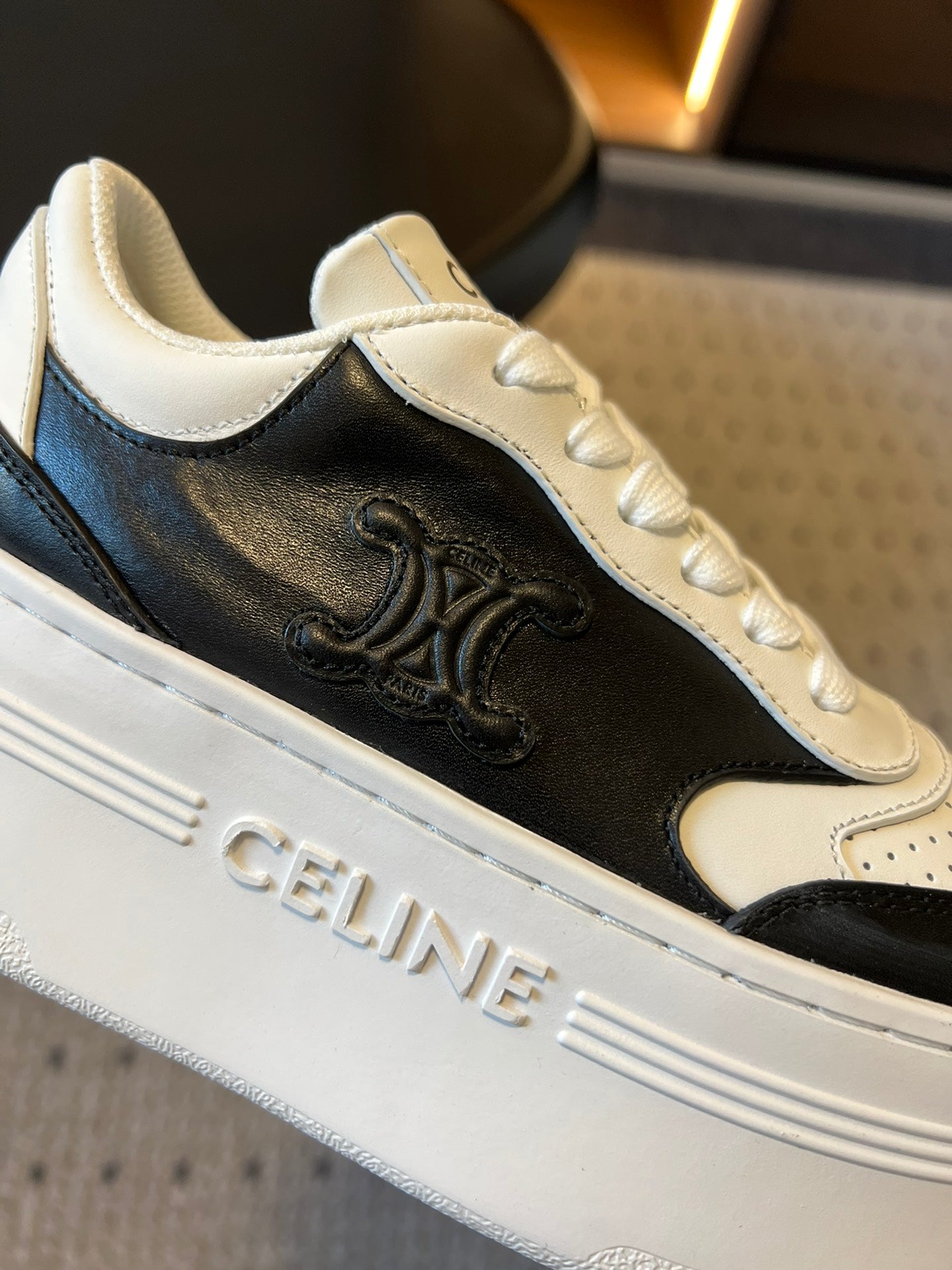 S-Sneakers
