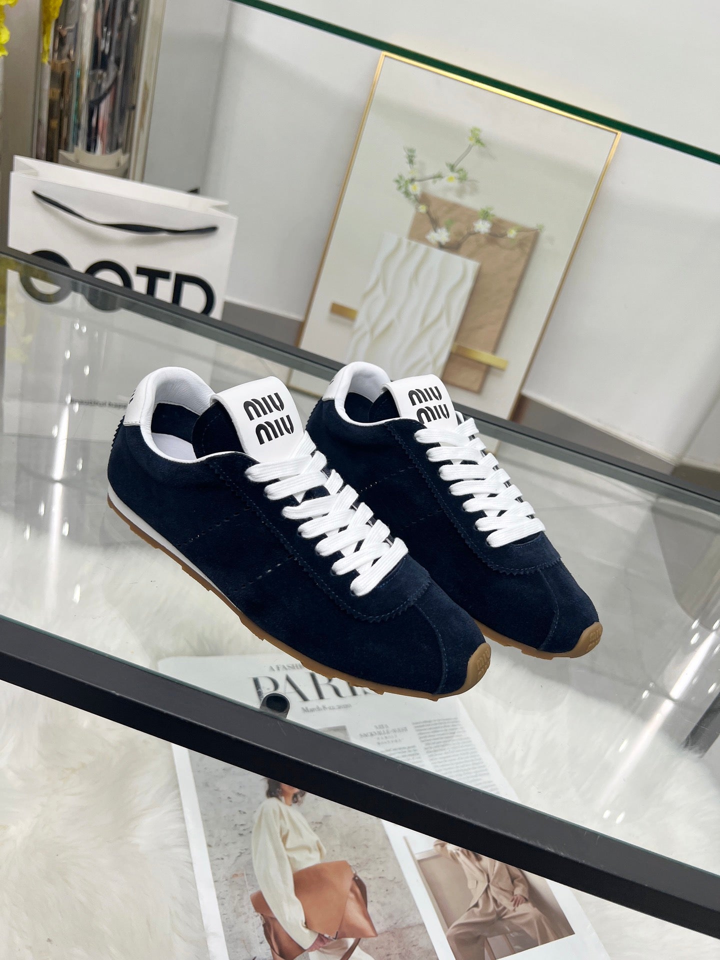 M-Sneakers