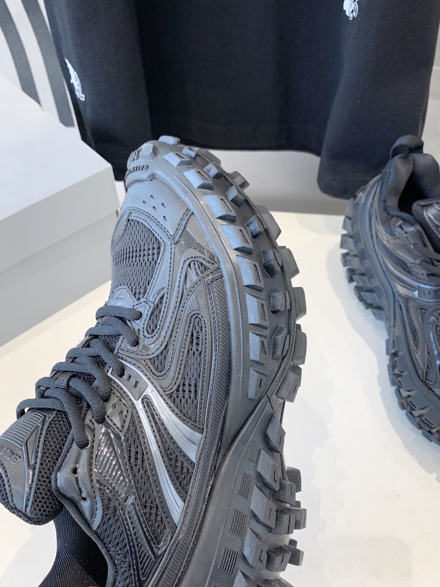 B-Sneakers