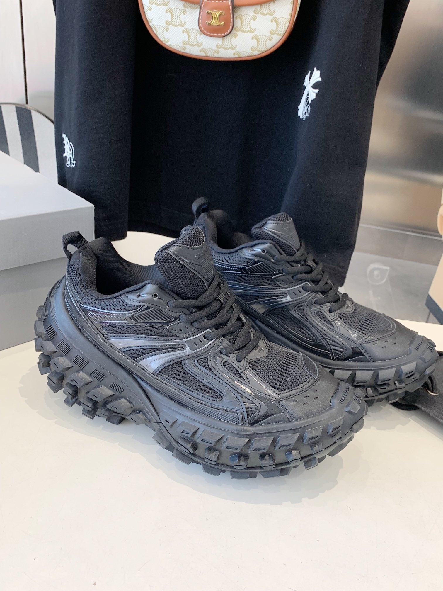 B-Sneakers