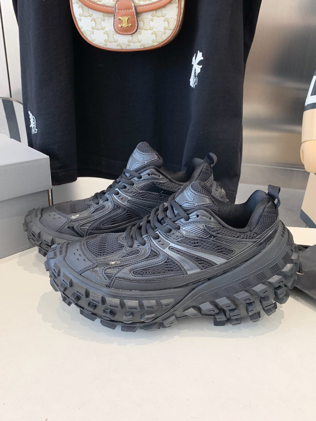 B-Sneakers